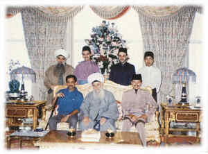 Shaykh Nazim with the Sultan of Brunei (left) and the Prince of Malaysia Raja Ashman.